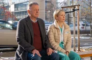Dr. Kathrin Globisch (Andrea Kathrin Loewig) kann sich nicht erklären, warum sie die Blinddarmentzündung ihrer 9-jährigen Patientin nicht diagnostiziert hat. Im Gespräch mit ihrem Mann Dr. Roland Heilmann (Thomas Rühmann) geht sie alles noch einmal Schritt für Schritt durch.