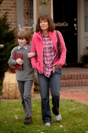 Zum Muttertag wünscht sich Frankie (Patricia Heaton, l.) ein Foto zusammen mit ihrer Familie. Der Fotograf steht auch bereit, doch anstatt sie mit ihren Kindern zu fotografieren, macht er einen Schnappschuss von ihr und Arlo (Nick Shafer, r.), einem fremden Kind ...