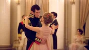 Anatole Kuragin (Callum Turner, li.), Natasha (Lily James, re.)