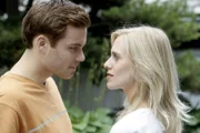 Ein ungleiches Liebespaar: Jelena Kaiser (Noémi Domokos), die Tochter des Erfolgsarchitekten Kaiser und Markus Benzinger (Bernhard Piesk), der Sohn der Marktfrau.