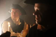 REENACTMENT - Der amerikanische Revolutionär John the Painter sitzt in einer dunklen Taverne. (Curiosity Stream/Jamie Hobbis)