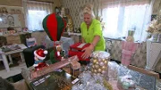 Silvia packt jede Menge Weihnachtsdeko ein..