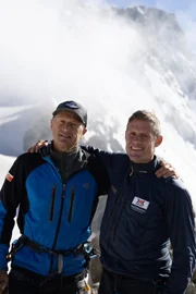 Die Bergführer Stephan Siegrist und Heli Putz (l.) während ServusTVs „Bergwelten – Mont Blanc“ auf dem Aiguilles Marbrées, Mont Blanc Massiv, Frankreich und Italien am 11. Juli.