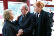 Catherine (Sibylle Canonica, re.) und ihr Mann Loic (Michael Prelle) sprechen Francine (Gudrun Ritter) ihr Beileid aus.