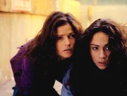 Anhand eines Phantombildes gelingt es Jordan (Jill Hennessy, l.) und Kayla (Tay Blessey), einen Mörder zu identifizieren.