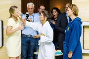 Pauline (Maike Johanna Reuter, vorne M.) verliert in Gegenwart der Reporter (hinten Komparsen) und Finn (Christopher Kohn, r.) die Beherrschung und geht auf Isabelle (Ania Niedieck, vorne l.) los...