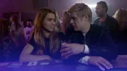 Falk (Karl Schaper) bietet Cora (Anna-Lena Schwing) ein Getränk an.