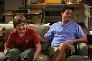 Charlie (Charlie Sheen, r.) versucht Jake (Angus T. Jones, l.), der Angst hat auf eine Party zu gehen, da ihn dort ein Mädchen ihn vernaschen will, Rat und Selbstvertrauen zu geben. Doch ist das eine gute Idee?