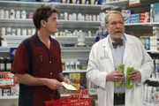 Chelsea liegt mit einer schweren Erkältung im Bett. In der Apotheke bittet Charlie um Rat.