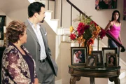Zu Gabrielle (Eva Longoria, r.) Entsetzen erscheint Juanita (Lupe Ontiveros, l.), ihre Carlos' (Ricardo Antonio Chavira, M.) Mutter, die sich an ihre Fersen heftet, um sie des Ehebruchs zu überführen ...
