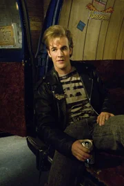 Robins Jugendliebe Simon (James Van der Beek) ist in New York und Robin möchte ihn ihren Freunden vorstellen. Simon, der einst ein ebenfalls gefeierter Star war, verhält sich immer noch unhöflich und arrogant ...
