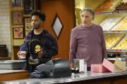Franco Wicks (Jermaine Fowler, l.); Arthur Przybyszewski (Judd Hirsch, r.)