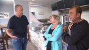 Sternekoch Frank Rosin (l.) spricht Klartext, denn anders, als die Imbiss-Besitzerin Claudia (M.) und ihr Mann sagen, liegt hier sehr viel im Argen ...