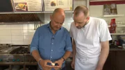 Frank Rosin (l.) reist nach Geilenkirchen, um dort einem Imbiss wieder auf die Beine zu helfen. Der Sternekoch versucht, unter anderem Björn (r.) zu zeigen, wie er mit frischen Zutaten kochen kann ...