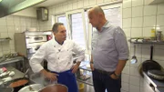 Der Quereinsteiger Stefano (l.) betreibt eine kleine Osteria direkt am Marktplatz. Doch der versteckte Eingang sorgt häufig dafür, dass die möglichen Kunden gar nicht erst reinkommen. Kann Frank Rosin (r.) dem aufbrausenden Restaurantbesitzer helfen, das Lokal doch noch zum Laufen zu bekommen?
