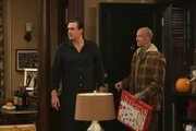 Marshall (Jason Segel, l.) versucht, Lily zu überreden, dass ihr Vater Mickey (Chris Elliott, r.) zu Thanksgiving bleiben kann. Doch wird es ihm gelingen?