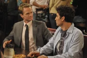Es liegt nun an Stella Ted (Josh Radnor, r.) eine Antwort auf seinen Heiratsantrag zu geben und Barney (Neil Patrick Harris, l.) wird sich seiner Gefühle in Bezug auf Robin bewusst ...