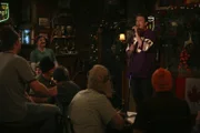 Marshall (Jason Segel, r.) nimmt Robin mit in eine Bar, die ihn an seine Heimat Minnesota erinnert. Robin ist begeistert ...