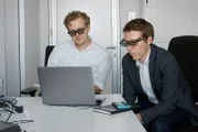 SRF DOK Hinter den Schlagzeilen Die Journalisten Frederik Obermaier und Bastian Obermayer schauen sich mithilfe von Spezialbrillen ein geleaktes Video an.