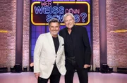 Moderator Kai Pflaume und seine Rateteam-Kapitäne Bernhard Hoëcker und Elton begrüßen in dieser Sendung den Sänger und Musikproduzent Thomas Anders (l.) und den Sänger sowie Fernseh- und Radiomoderator Bernhard Brink (r.).