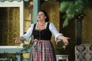 Moni (Christine Reimer) hält eine improvisierte Lobesrede auf Schattenhofer.