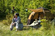 Um heimlich ins Internat zurückzukehren, muss Malik (Jonathan Vöhringer, hinten) am Zelt der Erwachsenen und an Frau Amani (Tua El-Fawwal, vorne) vorbeischleichen – und riskiert dabei die Note des gesamten Survival-Teams.