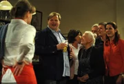 Vroni hält vor Schreck die Luft an, als Max eine Überraschung verkünden will. Von links: Veronika (Senta Auth), Max (Michael Grimm), Rosi (Brigitte Walbrun), Ludwig (Martin Wenzel) und Theresa Brunner (Ursula Erber).