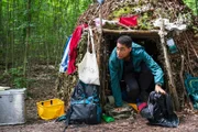 Malik (Jonathan Vöhringer) will sich heimlich aus dem Survival Camp schleichen.