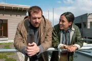 Paul (Christoph Schechinger) und seine beste Freundin Jule (Mona Pirzad) können miteinander über alles reden.