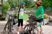 Petra Binder und Doris Reichenauer auf Radtour.