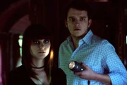 Nina und Flori bekommen es bei der Suche nach dem Geist plötzlich mit der Angst zu tun. Von links: Nina Kreutzer (Andrea Schmitt) und Florian Brunner (Tommy Schwimmer).