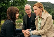 Marie (Michelle Barthel) erklärt Kurt (August Zirner) und Brigitta (Katja Flint), dass sie weiterhin bei Wibeke und Jakob leben will.