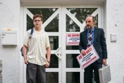 Dr. Berger (Robert Schupp, rechts) macht ernst: Ausgangssperre am Einstein, doch Marlon (Matti Schneider, links) will das verhindern.