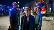Kommissar Sebastian Fleischer (Andreas Leopold Schad), Hauptkommissarin Paula Ringelhahn (Dagmar Manzel) und Kommissarin Wanda Goldwasser (Eli Wasserscheid) beginnen noch nachts ihre Ermittlungen in der Gemeinschaftunterkunft.