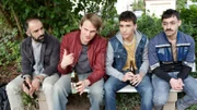 Von links: Mohamed Amir (David Hamade), Hauptkommissar Felix Voss (Fabian Hinrichs), Basem Hemidi (Mohamed Issa) und Eason Reza (Alireza Bayram) sitzen gemeinsam auf einer Bank. Felix Voss hat sich als Flüchtling ausgegeben.