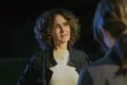 Bislang pflegte Dr. Engel (Marie-Lou Sellem) nur ein sehr unterkühltes Verhältnis zu ihrer Kollegin Pia Sander (Annika Kuhl). Erst die Arbeit an diesem gemeinsamen Fall lässt "die Engel", wie sie von allen genannt wird, auftauen.