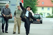 Als Vertrauensbeweis lässt sich Schattenhofer in die Arme von Moni fallen. Von links: Martin Kirchleitner (Hermann Giefer), Xaver (Michael Schreiner) und Bürgermeister Schattenhofer (Werner Rom).