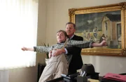 Um sein Vertrauen zu seinem Chef unter Beweis zu stellen, lässt Xaver sich in seine Arme fallen. Von links:  Xaver (Michael Schreiner) und (Bürgermeister Schattenhofer) Werner Rom.