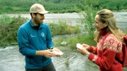 Nationalparksgeologe Pål (l) zeigt Tamina Kallert Eis aus der Wikingerzeit.