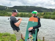 Funsport statt Seniorenkaffee: Jerry Fenno (l.) trainiert in seinem Wake-Park an der Mosel junge Nachwuchstalente wie den 15-jährigen Europameister Max (r.).