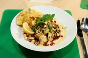 Salat von geröstetem Blumenkohl mit karamellisierten Haselnüssen, Orangen-Tahin und Pfannenbrot Vorspeise von Jens Helfferich