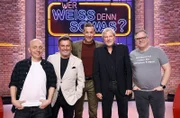Moderator Kai Pflaume und seine Rateteam-Kapitäne Bernhard Hoëcker und Elton begrüßen in dieser Sendung den Sänger und Musikproduzent Thomas Anders (2.v.l.) und den Sänger sowie Fernseh- und Radiomoderator Bernhard Brink (2.v.r.).