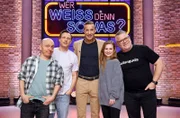 Moderator Kai Pflaume und seine Rateteam-Kapitäne Bernhard Hoëcker und Elton begrüßen in dieser Sendung den Schauspieler Patrick Kalupa (2.v.l.)und die Schauspielerin Josefine Preuß.