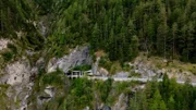 Zwischen Österreichische Grenze und Samnauntal muss das Postauto mehrere hundert Höhenmeter, viele Kurven und enge Tunnel überwinden.