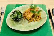 Kohlrabi-Schnitzel mit lauwarmen Kichererbsen, Kräutersalat und gepickelter Chili, Vegetarisch von Jens Helfferich