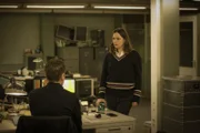 Pia Sander (Annika Kuhl) und Oliver von Bodenstein (Tim Bergmann) besprechen ihre Ermittlungsergebnisse.