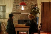 Elizabeth Keen (Megan Boone, l.), Dr. Sharon Fulton (Martha Plimpton), Anthony Brandon Hollis (Esau Pritchett)