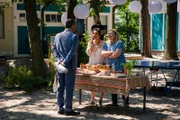 Gleim (Robert Schupp) zeigt Interesse am Buffet von Frau Kudella (Sanne Schnapp) und Frau Peetz (Hildegard Schroedter).