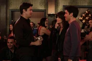 Während Barney und sein Vater Jerry sich besser kennenlernen möchten, trifft Robin einen Mann, auf den sie schon lange ein Auge geworfen hat. Ted ist überrascht ...
