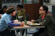 Leonard lädt Bernadette ein, sich in seinem Labor umzusehen. Howard ist eifersüchtig und fängt deswegen in der Cafeteria einen Streit mit Leonard an ...
